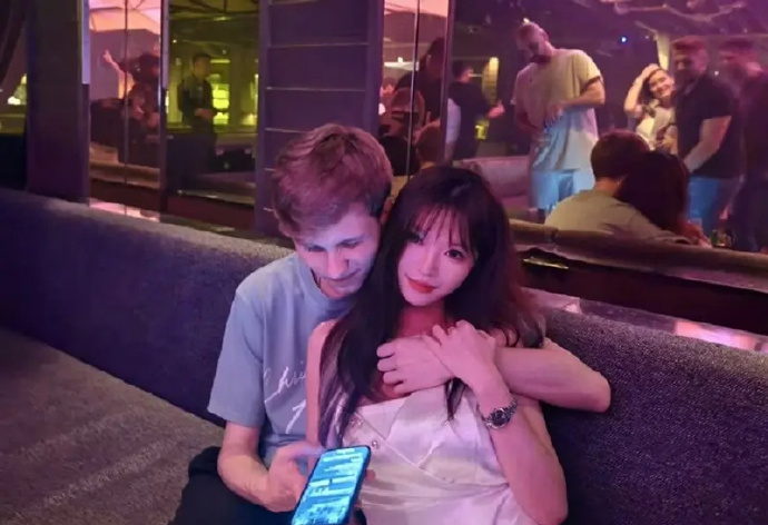 #m0NESY回应被曝出轨##m0NESY回应被曝与中国女UP亲密接触##CSG