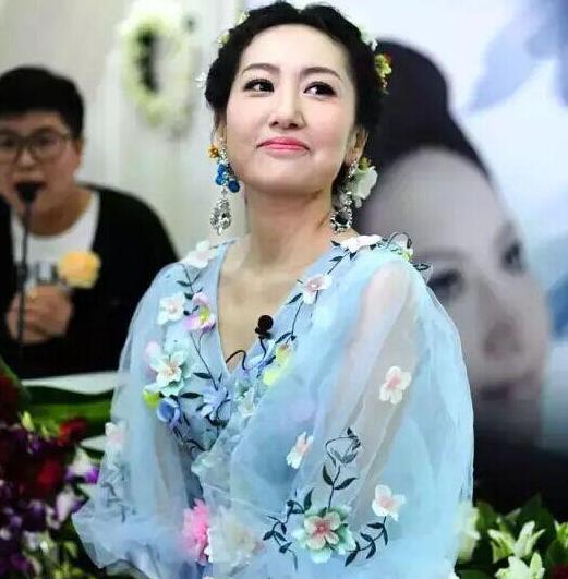 2012年，31岁女子患胃癌晚期，为给她治病，丈夫把房子都卖了，可还是无能为力。