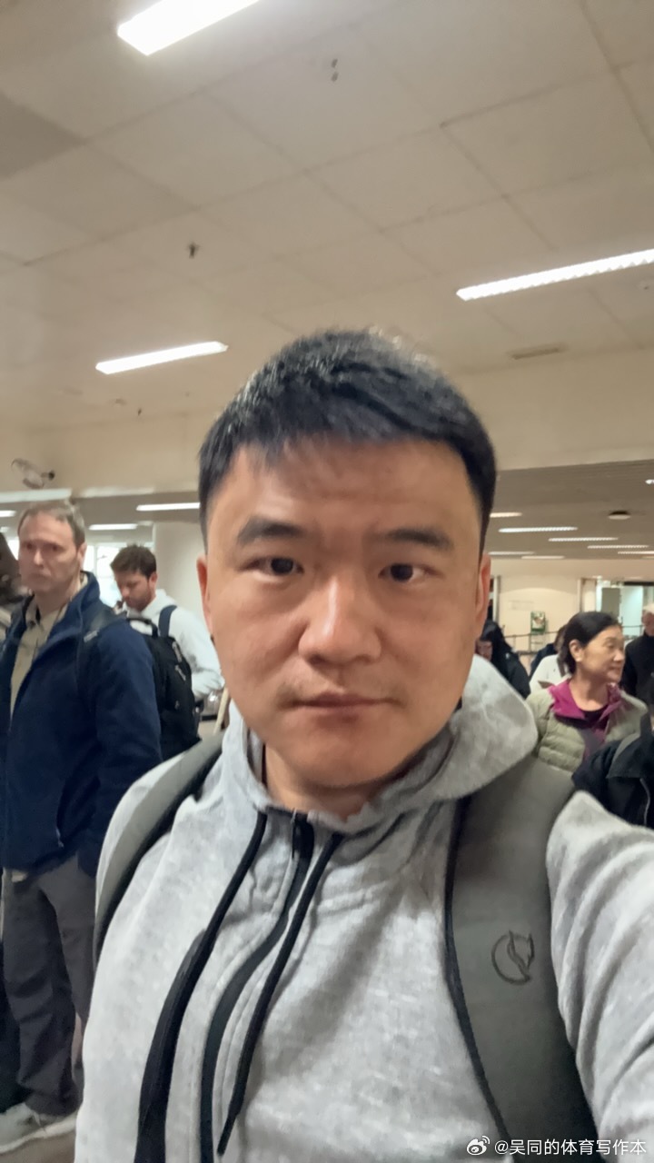 飞机上看了一个《浪浪山小妖怪》，看了一个《戏台》，平时根本没时间，也很少有机会看