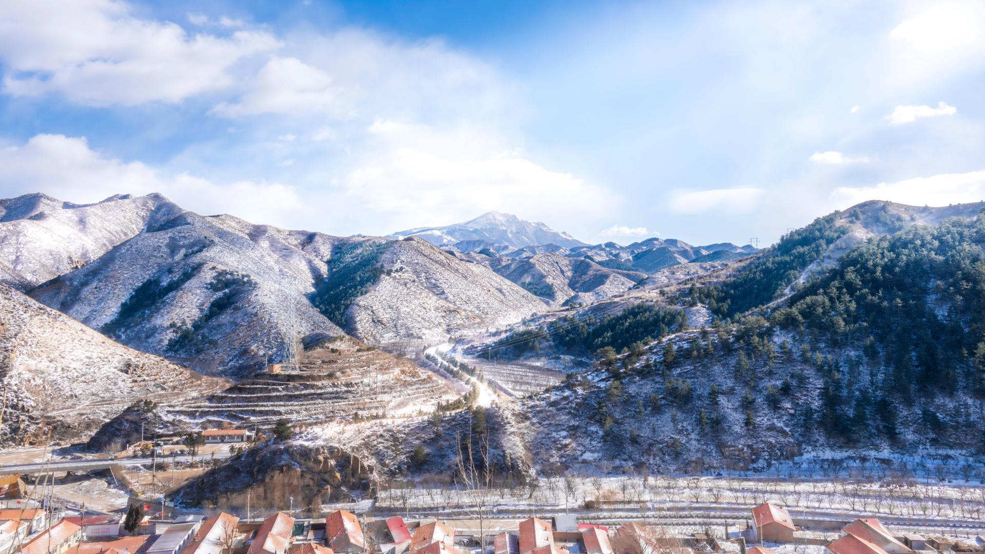 当你回老家的路上遇到雪山就可以得到。