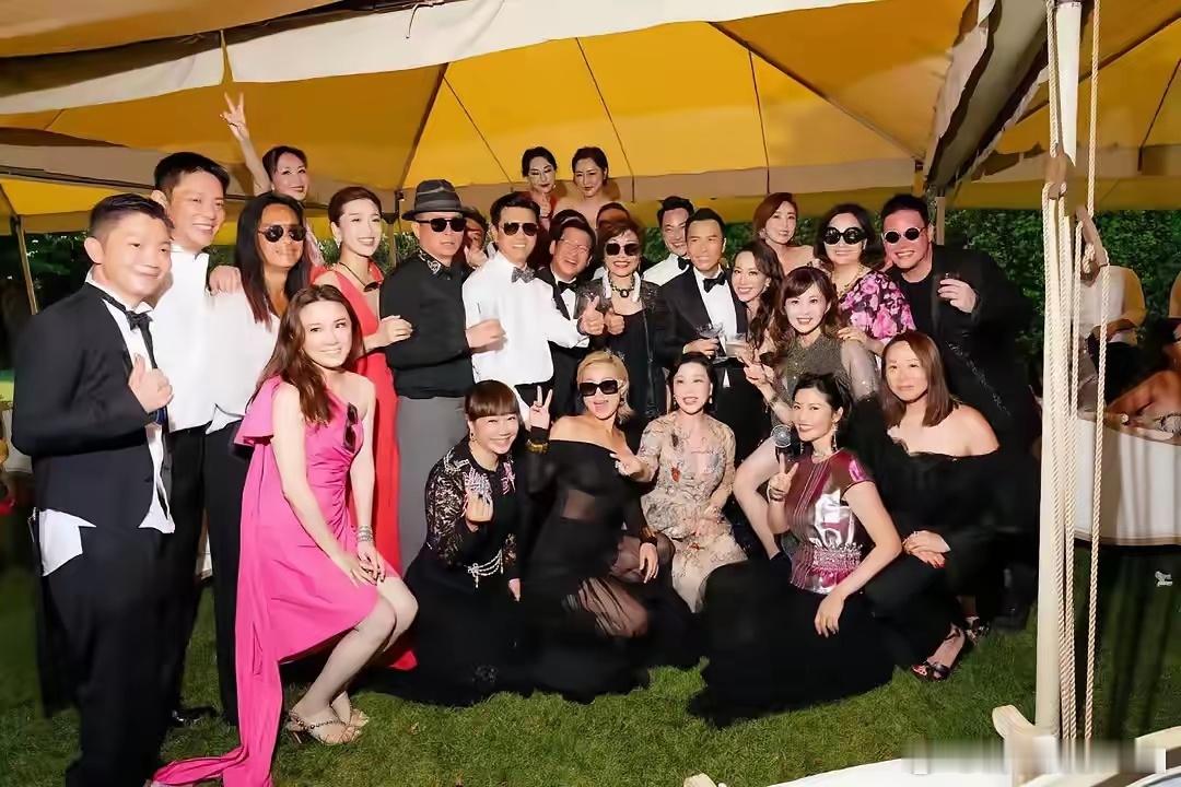 傅程鹏真了不起，与程愫离婚后，娶了港星周丽淇，别看周丽淇已经40多岁了，但保养的