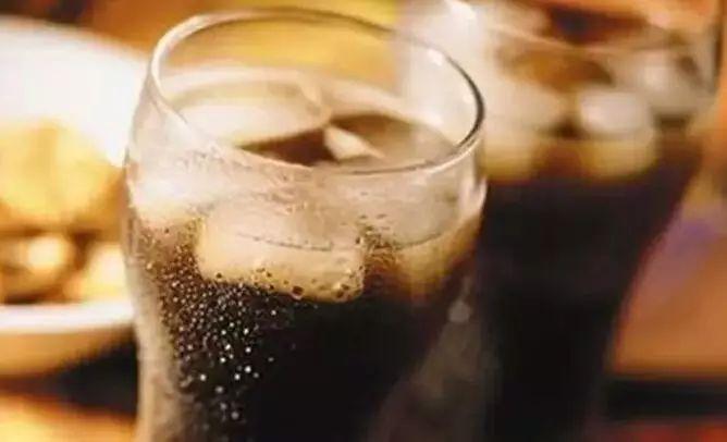 近日，一则关于24岁小伙因长期大量饮酒导致突发失明的新闻引发广泛关注。据报道，这