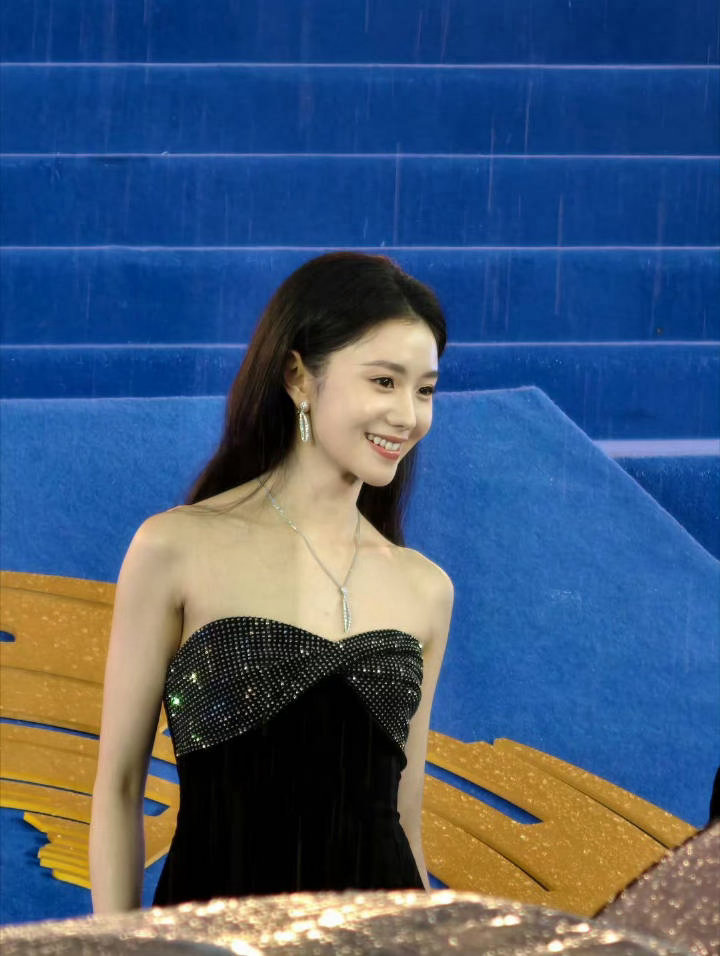 刘浩存被男粉强行合照 按照经验来看，这应该根不是正常粉丝，而是私生饭或代拍，没有