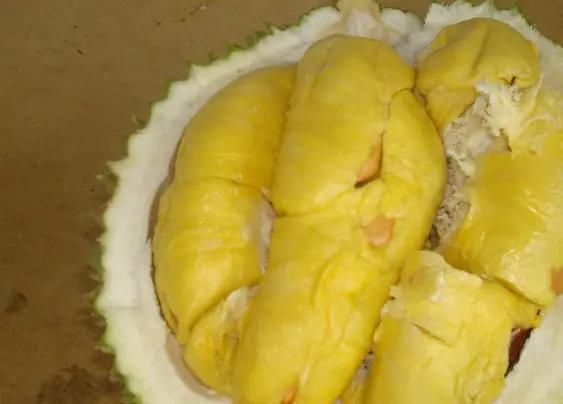 买了一个榴莲给孩子吃，没想到还没拿回家，就被同事伸手要走了一大块，我是既心疼又不