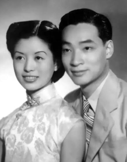 2005年，作家冯亦代在临终之际，抓着妻子黄宗英的手，求她："能不能把我跟原配葬