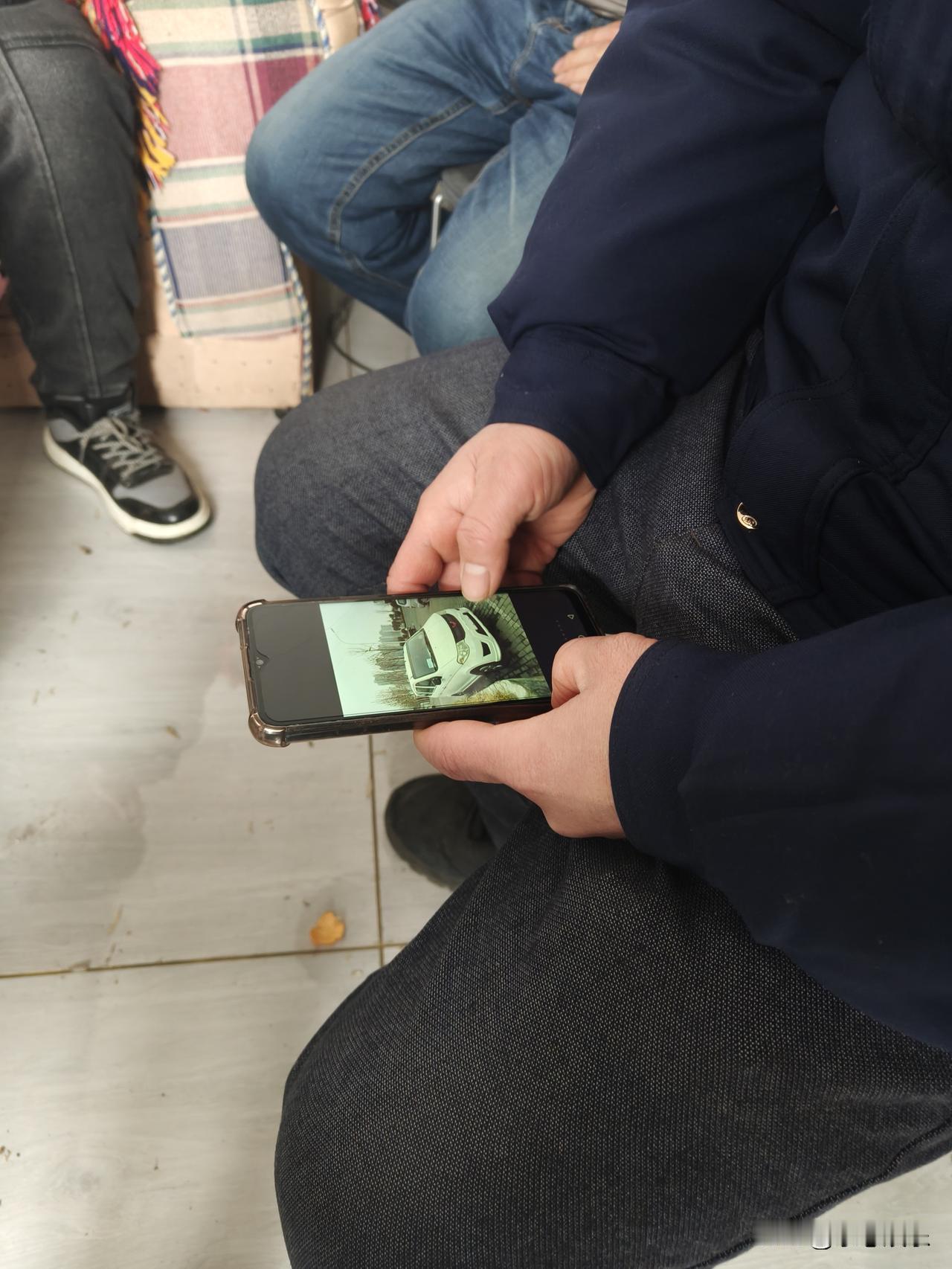 没手机你觉得还有啥意思不？现在这社会，谁能三天不碰手机啊？人人都有个手机，各看各