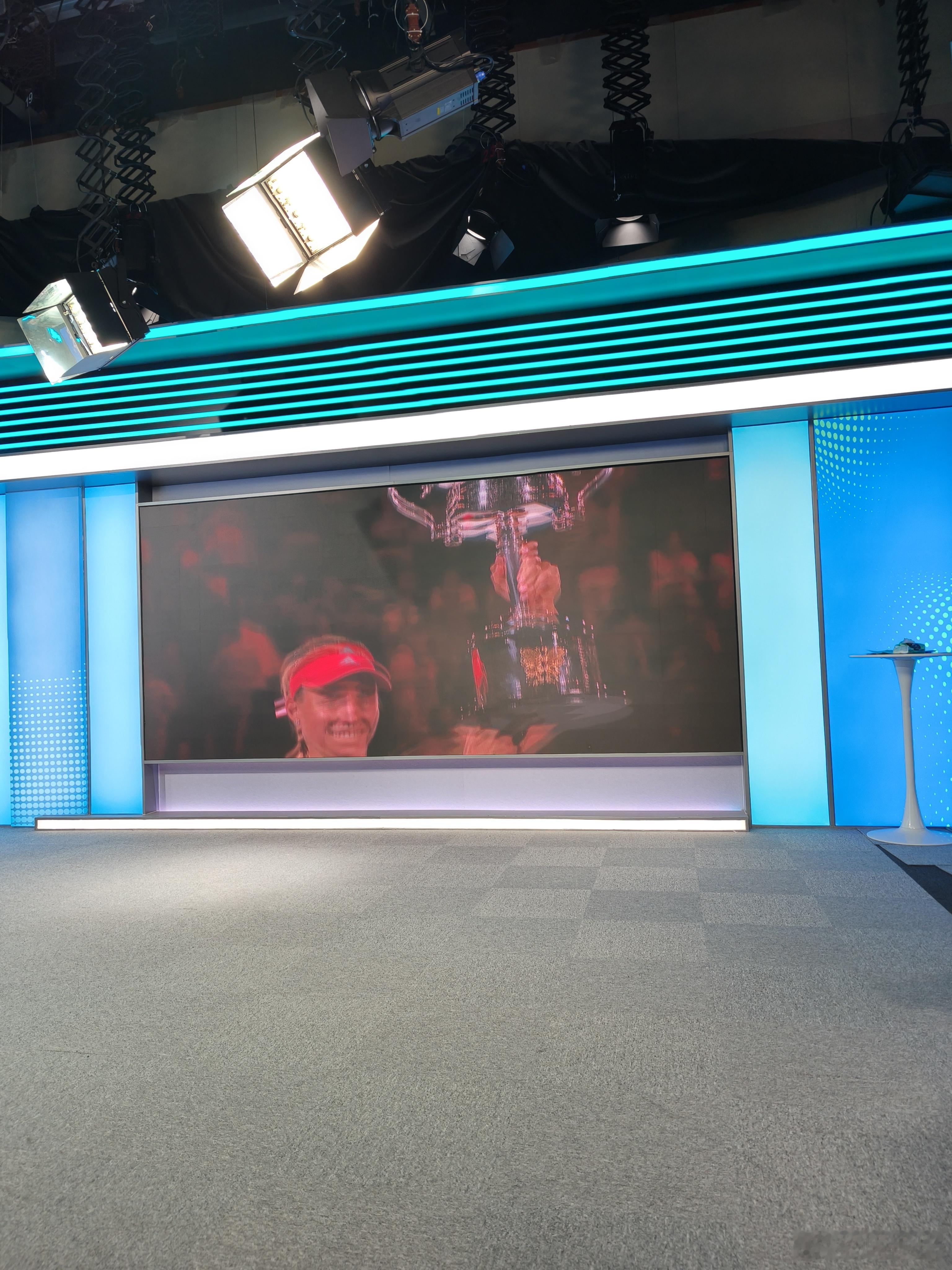 看到退休的科贝尔老师，就会想起她在2024巴黎奥运会上的关门弟子郑钦文。。。澳网