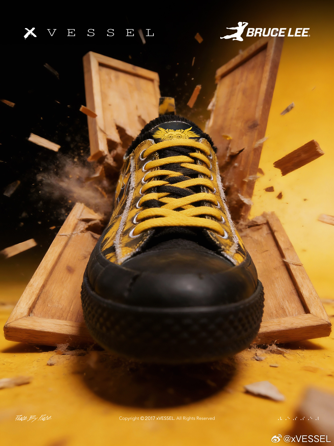 “在偏见中保持尊严，在局限中创造无限。”李小龙的一生，就是这句话的注解他拼搏的地