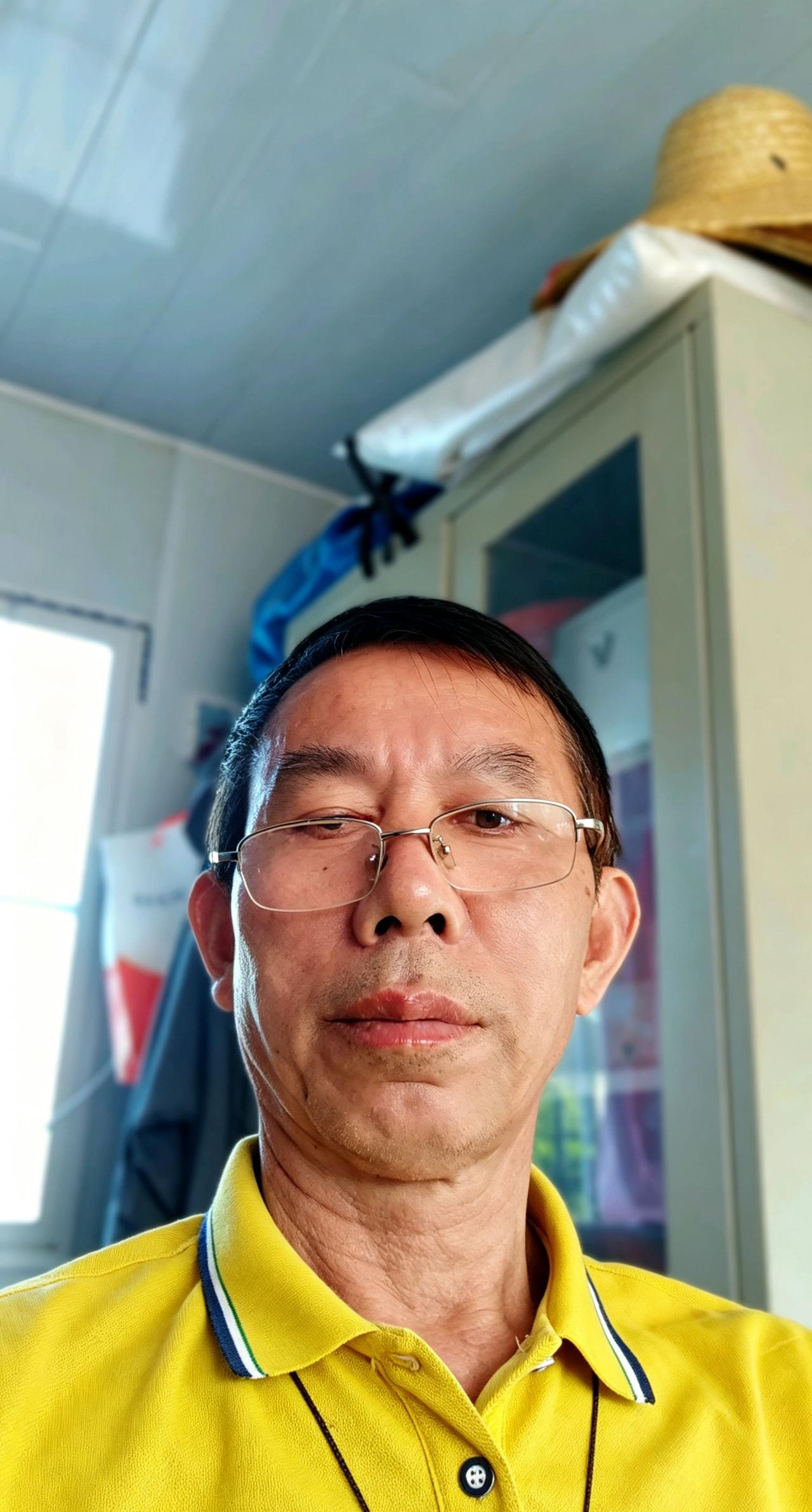 AI高清自然精修感 抖音ai创作全新升级 大叔职场穿搭