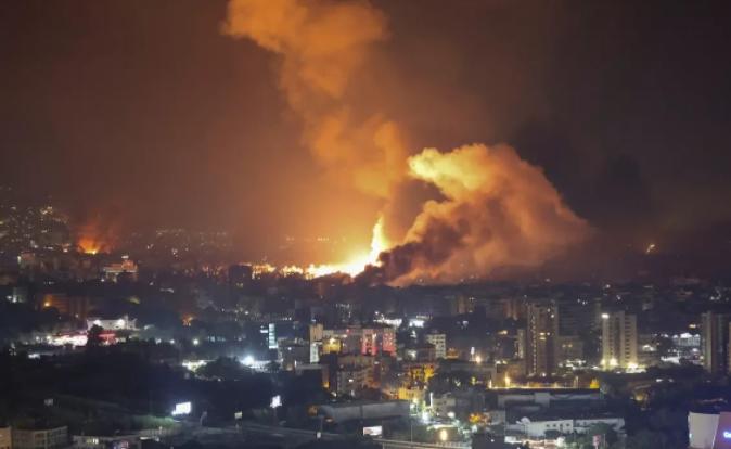 这根本不是演习，这是对全球供应链的“实弹射击”！美国航母既然堵在了家门口，就是奔