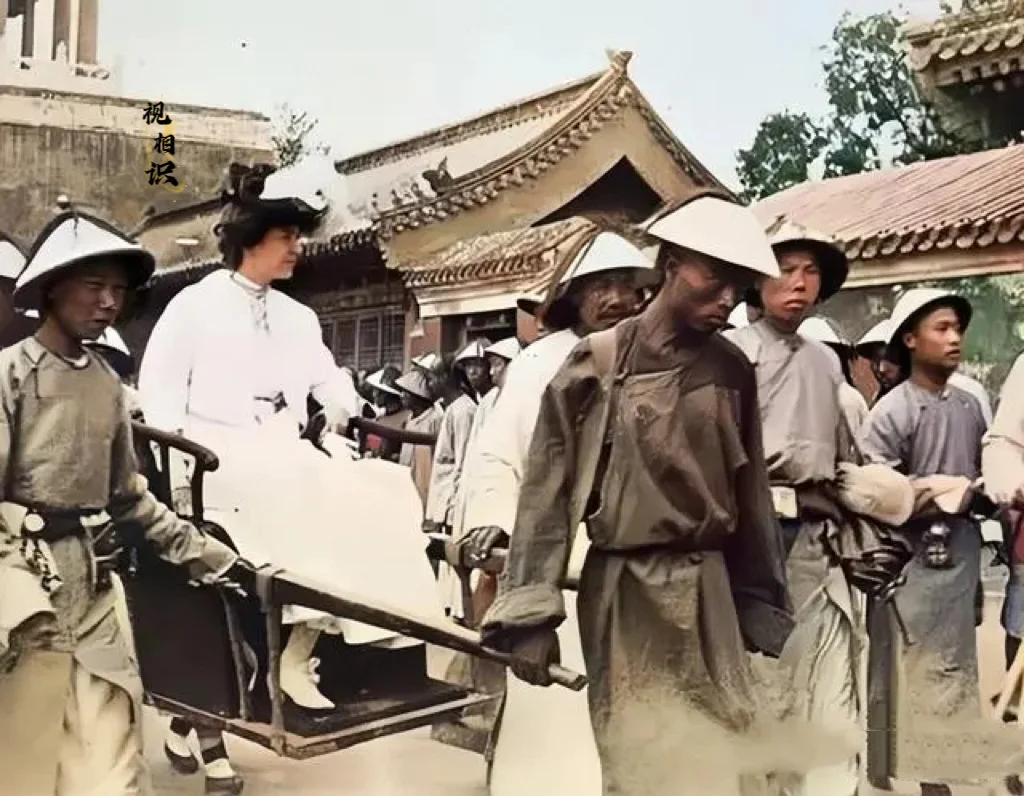 这是1905年，美国总统西奥多·罗斯福的女儿爱丽丝乘坐轿子，准备去西苑...