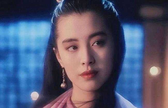 谁能抗拒王祖贤这一抹浅笑✨
 这是《倩女幽魂 3：道道道》里的聂小倩片场旧照。