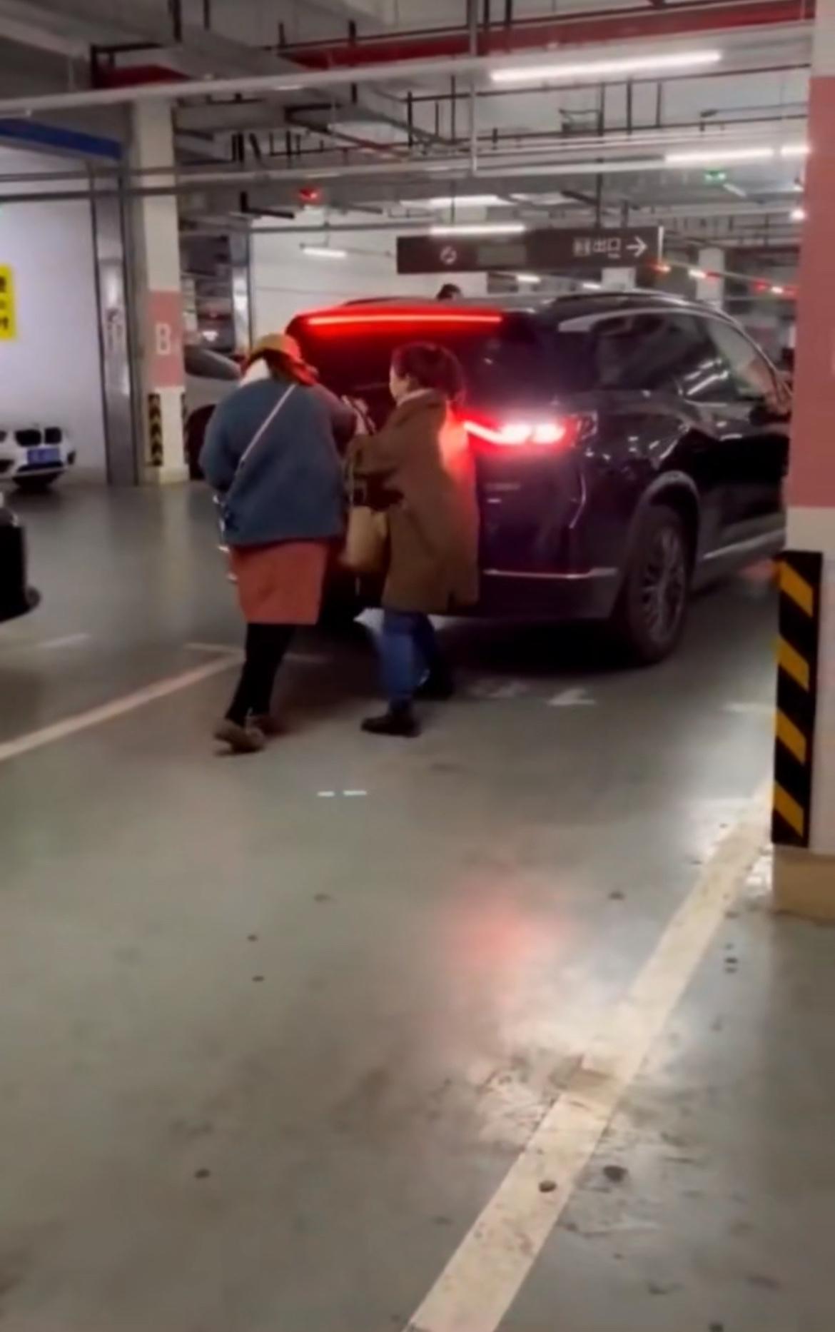 两位大妈人肉占车位被强行顶开，现在这种文明年代怎么还有这种人出现，这种人应该是平