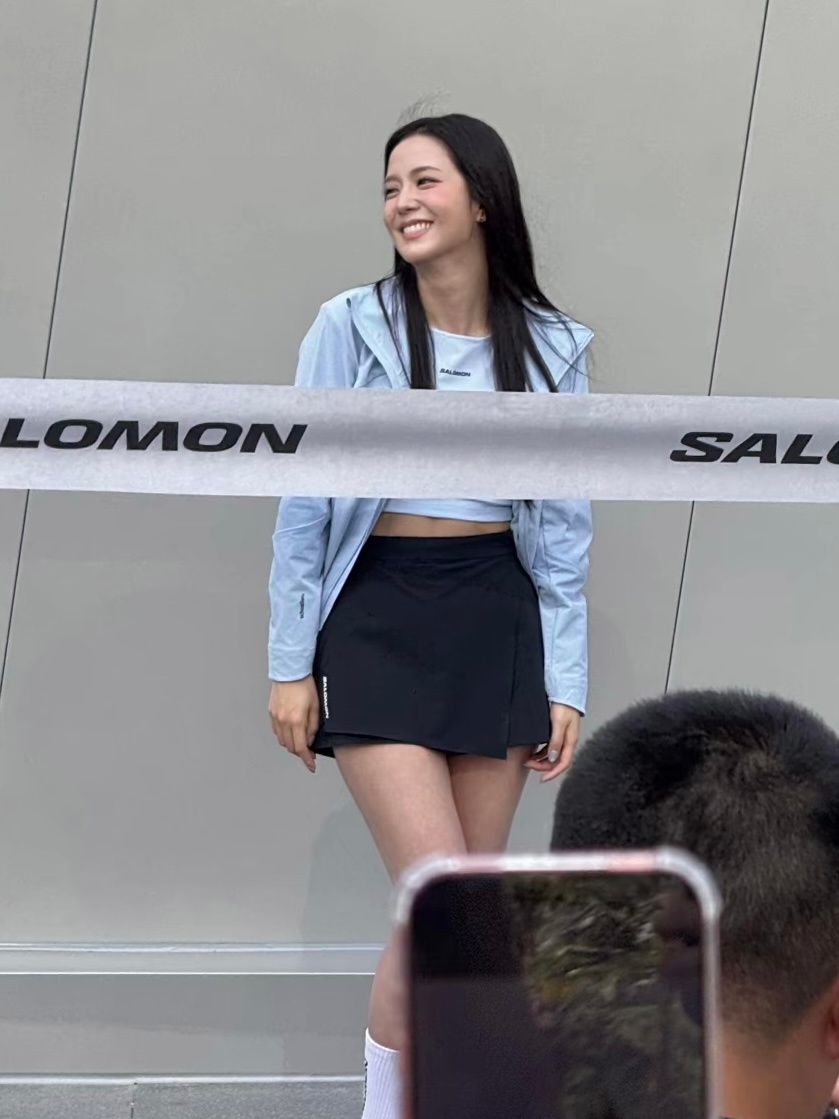 金智秀北京线下活动路透金智秀黑长直运动套装 美得很松弛 