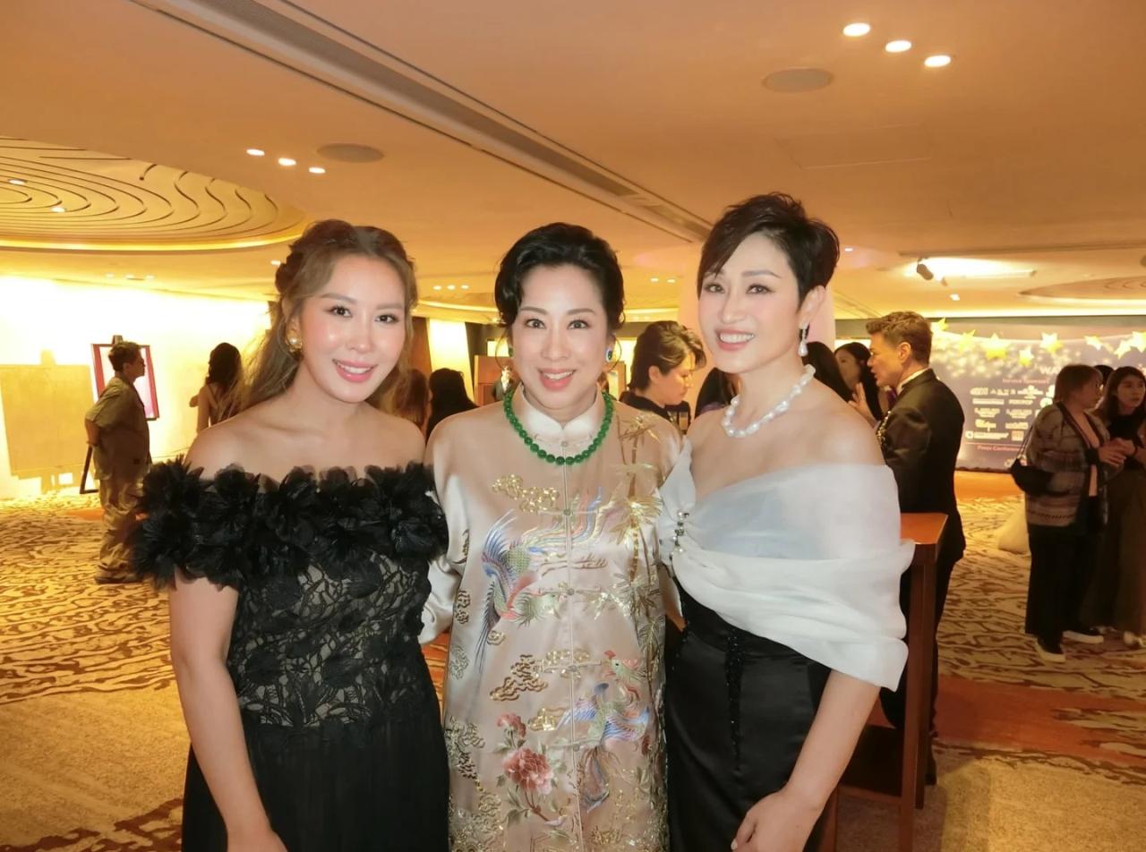 左边是曹敏莉，2003年港姐冠军，1982年出生，身高169cm。
中间是朱玲玲