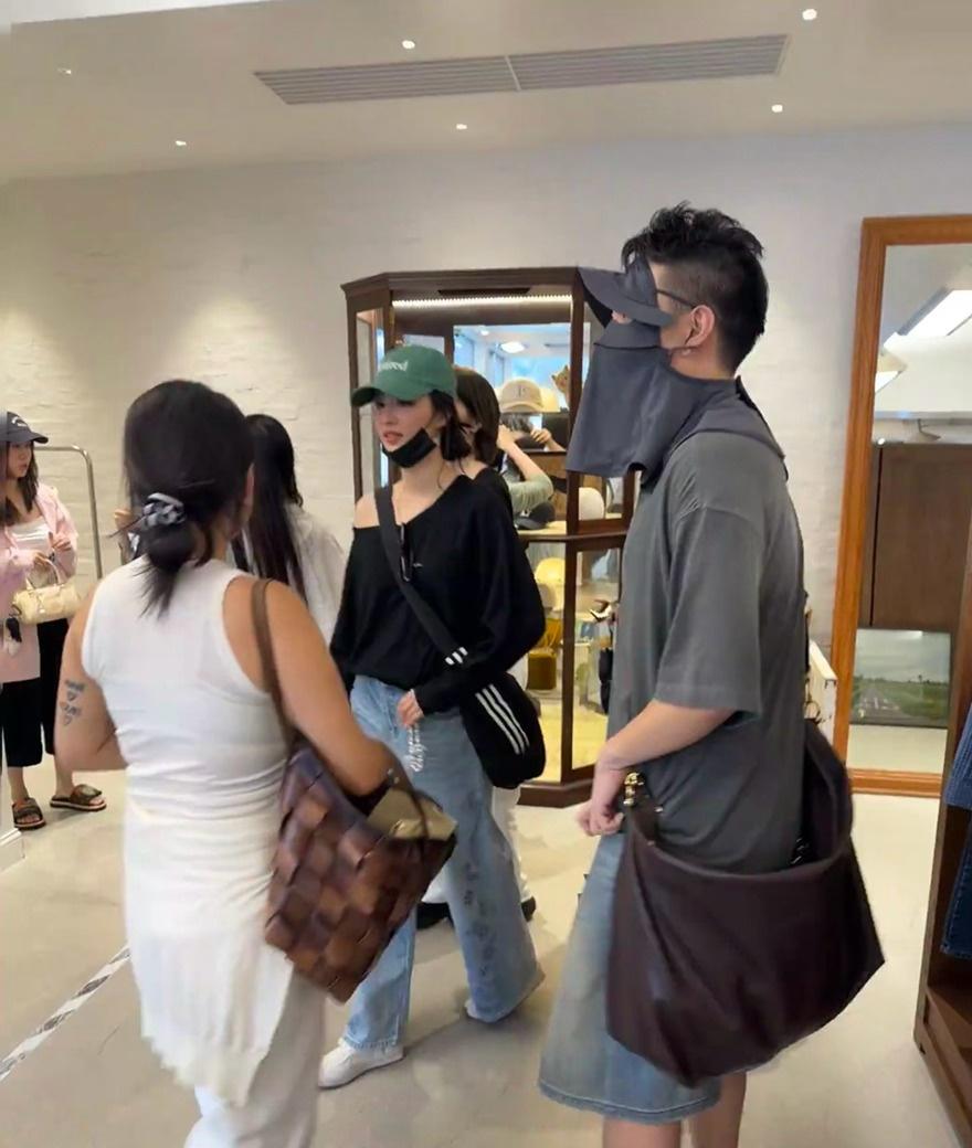 粉丝韩国圣水洞偶遇逛街的王楚然，船儿就这样水灵灵出现了！[羞嗒嗒][羞嗒嗒][羞