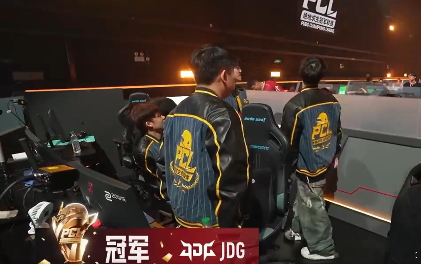 刚刚JDG的PUBG分部拿了秋季赛冠军，也稍微能弥补英雄联盟分部这边的失意吧，突