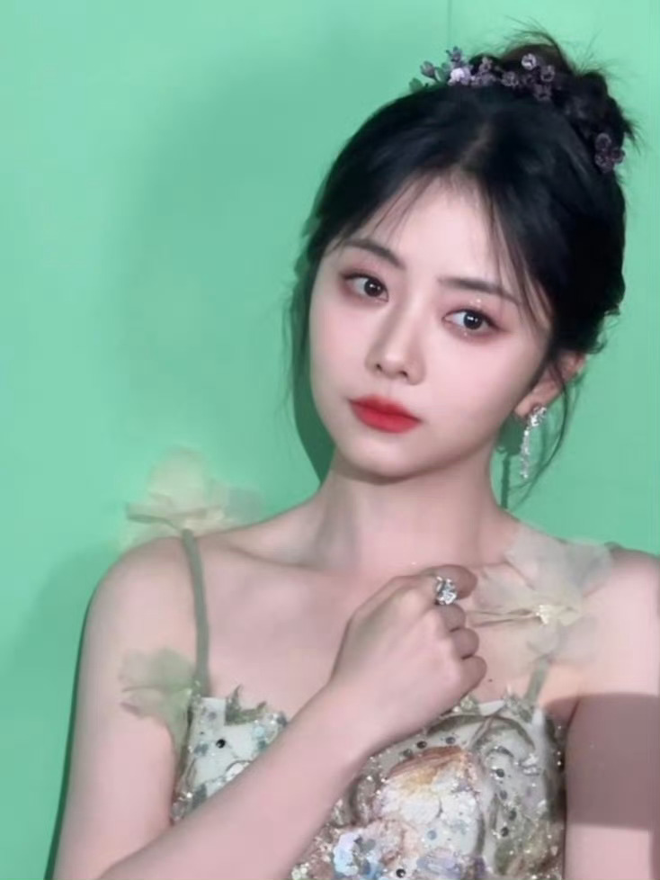 谭松韵谭松韵春禾之上 tsy 谭松韵季三妹“听你吟这残冬，等到暮色退场迎来烟火时