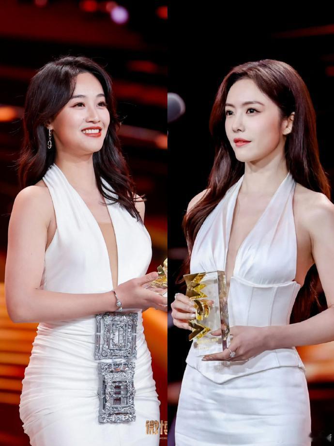 蓝盈莹和蔡文静撞衫撞了个满怀！在昨晚的微博盛典上，两人同时穿了一件白色修身裙，款