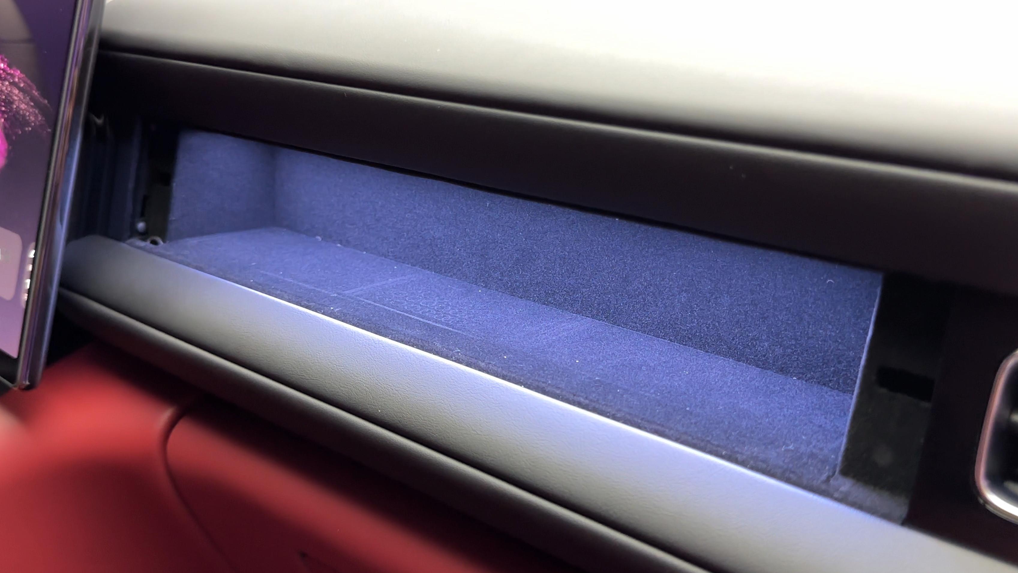 教授去看了M6，M6并没有放置副驾屏，而是设置了一个叫“灵感橱窗”的扩展坞。当然