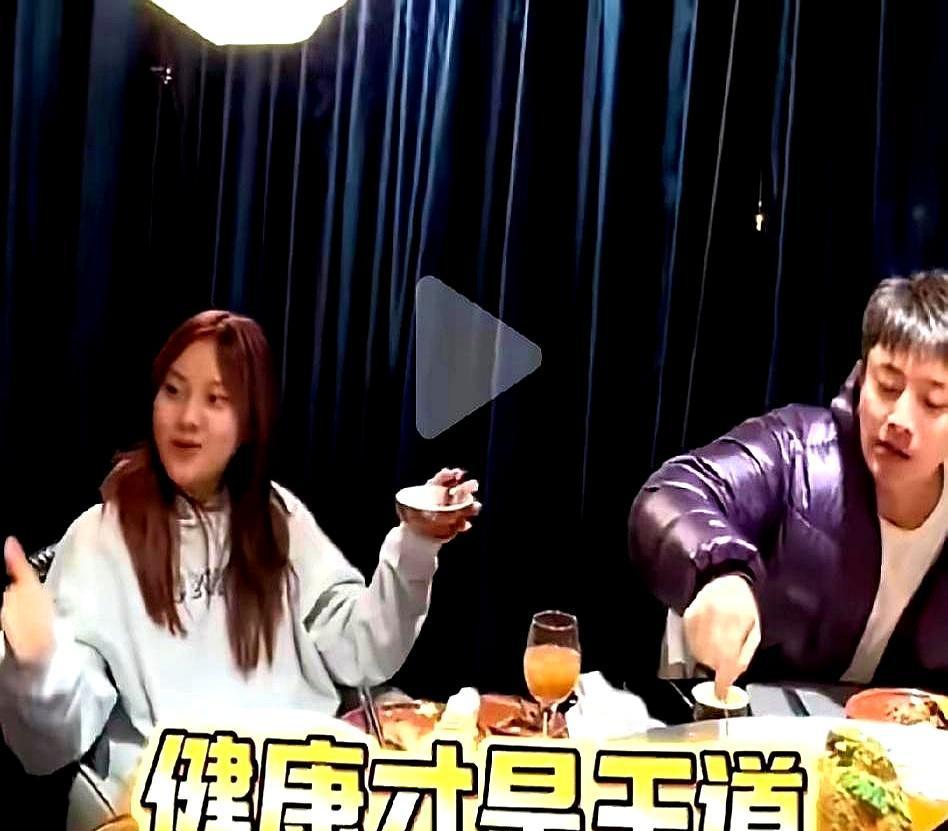 13岁女儿在饭桌上夺下了她爸的筷子。
你没看错，是贾乃亮。
他刚想碰雪碧，甜馨一