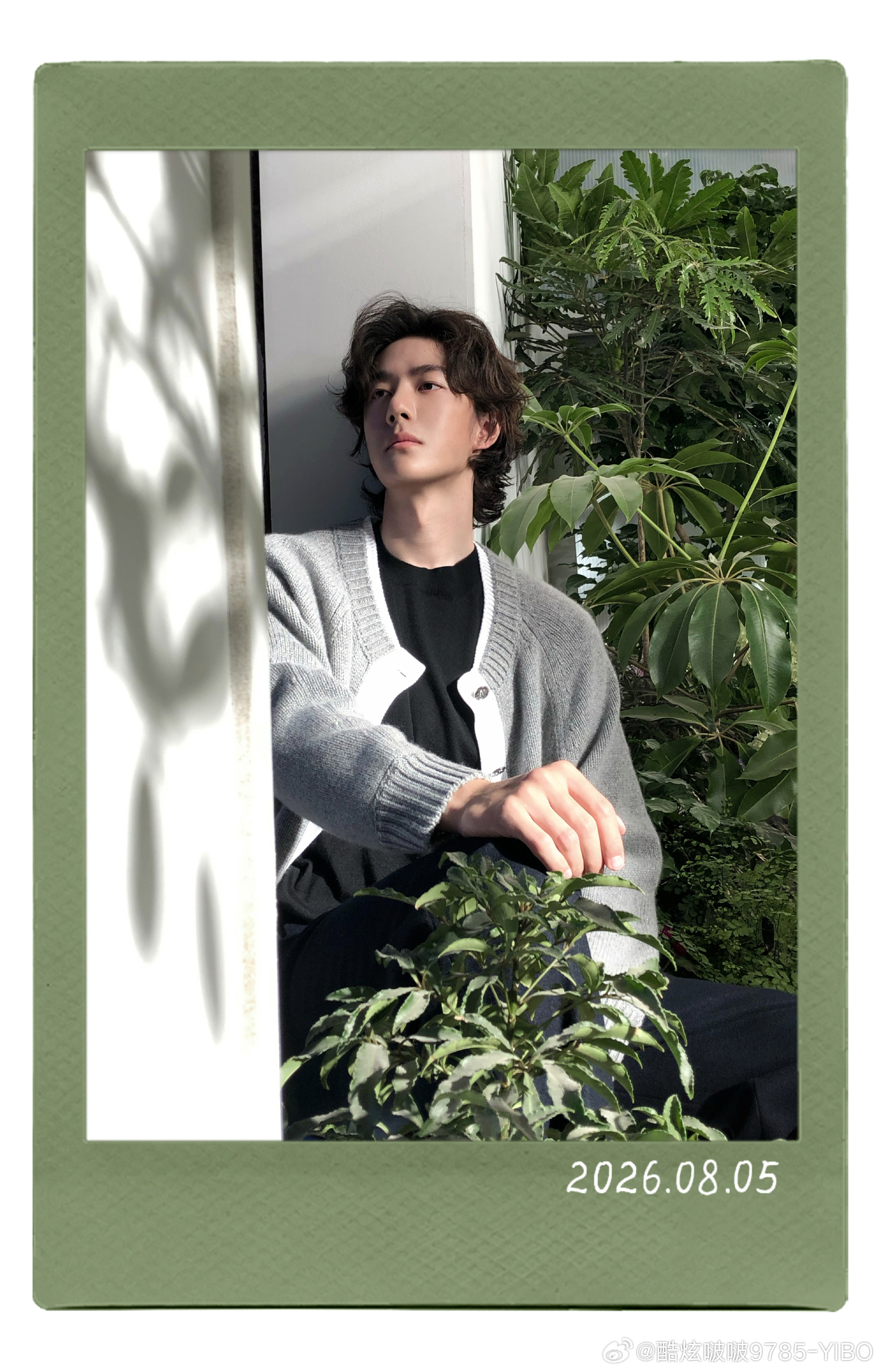 王一博多面性 ‖王一博29岁生日照 风从四方吹来，山要步步去翻。29岁不必等风平