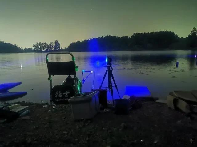 夜钓人访谈录：夜幕下的执着与热爱
 
在城市的喧嚣渐渐沉寂，万家灯火星星点点亮起