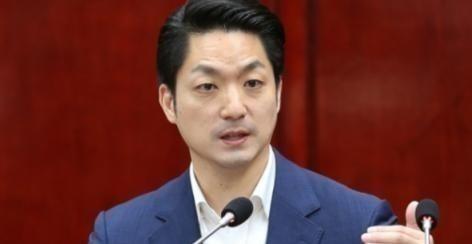 记者曾问 蒋万安 ：你是台湾人还是中国人？蒋万安的回答出乎预料。他说：我是 台湾