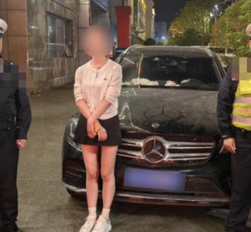 四川遂宁一名年轻女子聚餐醉酒后，执意驾驶私家车奔驰上路行驶。
 
途经路口时，女
