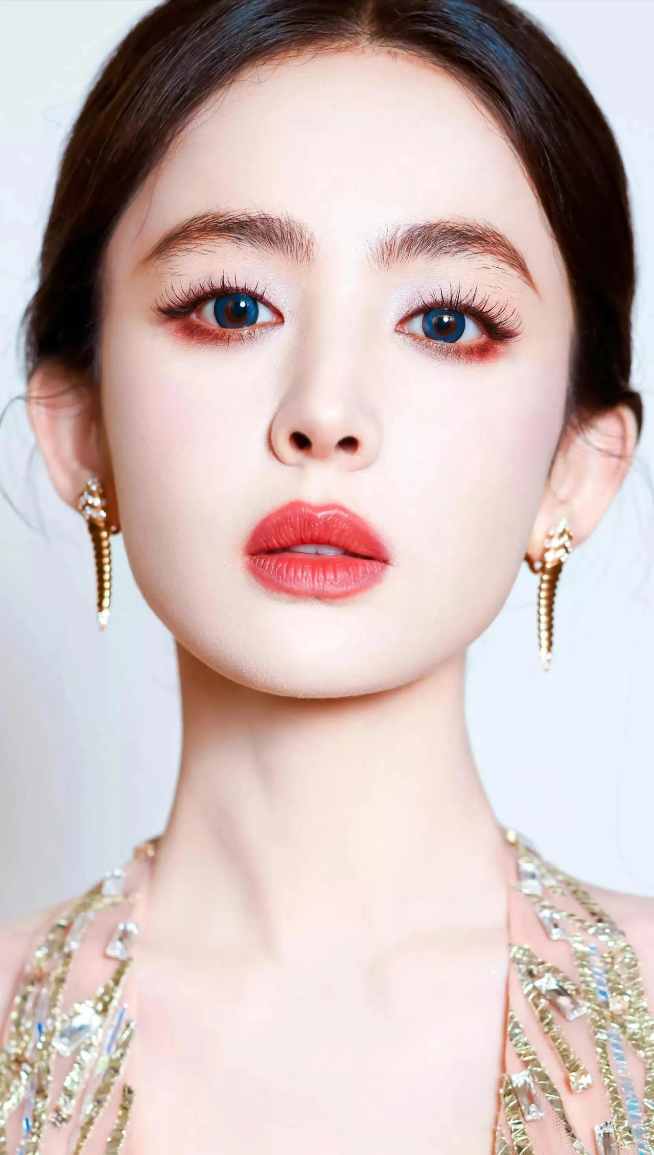 #惊艳女神# #女明星谁最美# #明星美图#
达人推荐 女主角唇泥