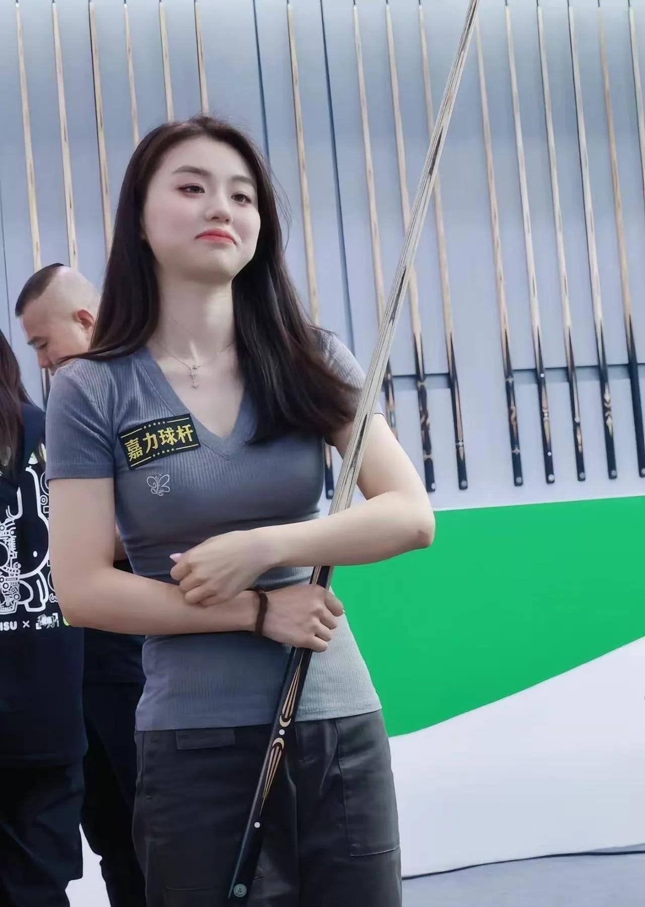 18岁外卡小将狂轰8杆50+，10-4血洗职业老将！中国军团世锦赛资格赛首日爆冷