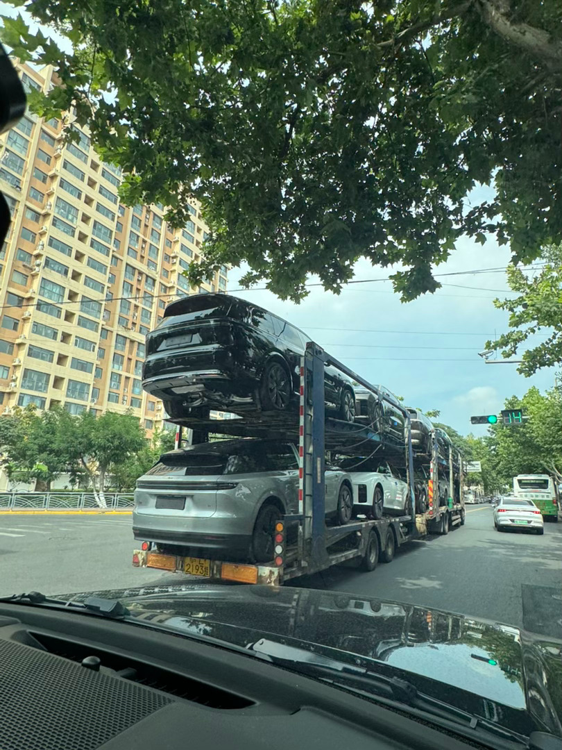 路上偶遇了 这是理想李维斯吗