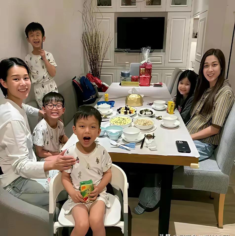 胡杏儿不靠豪宅装门面，老公是金融圈的，家却住得像普通港人。
拍戏带娃两不误，三胎