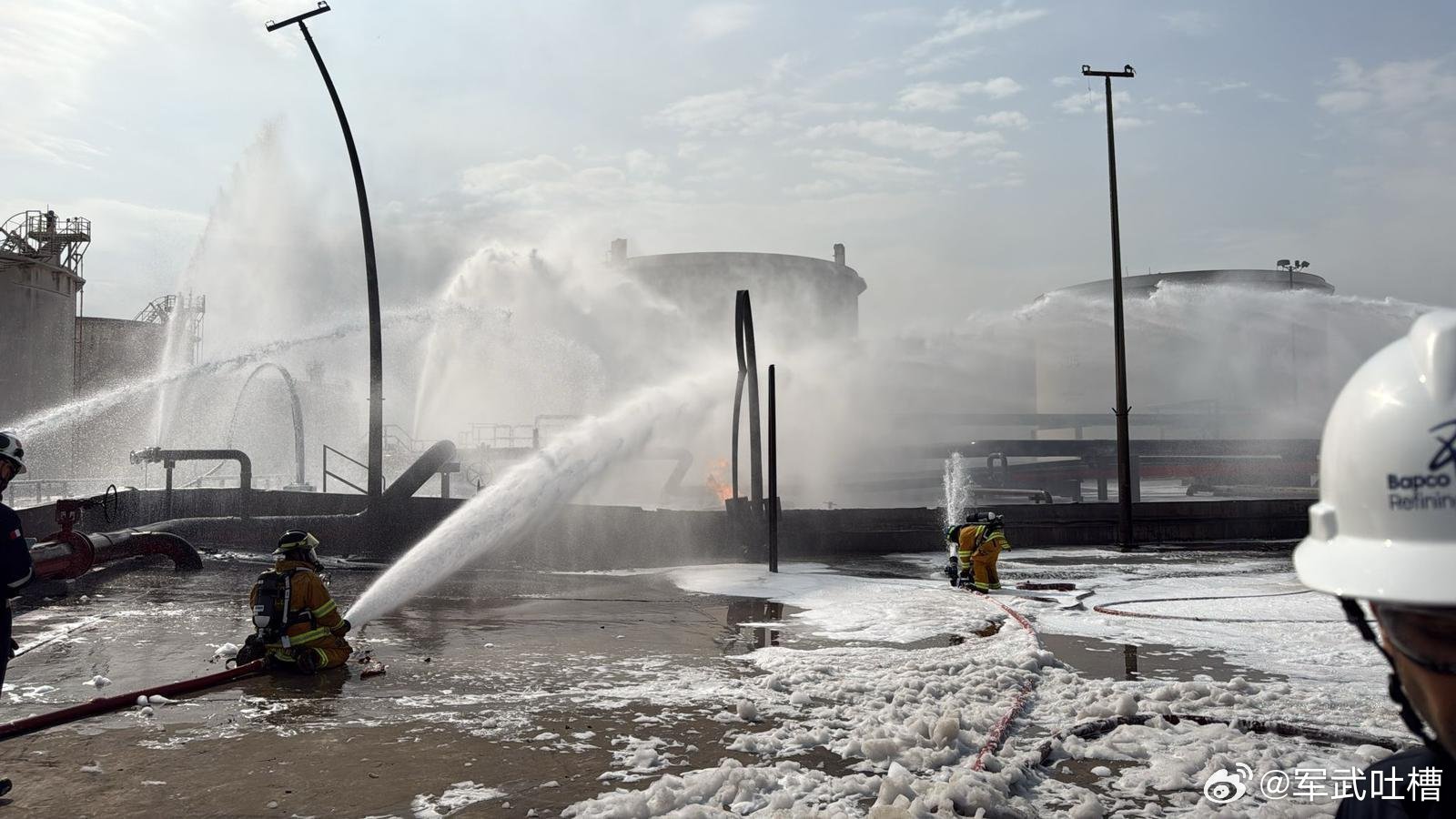 昨天美国炸伊朗炼油厂，德黑兰全城黑烟笼罩今天伊朗炸巴林炼油厂，巴林消防员忙着打泡