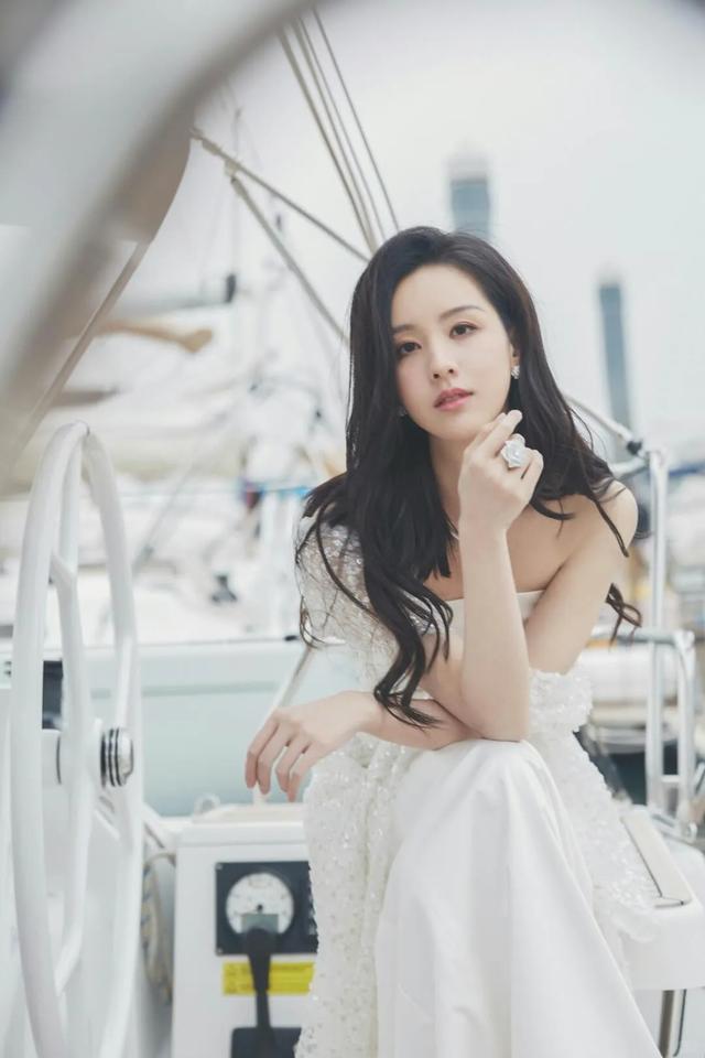 暖白系的[送心]陈都灵[心]，带不带妆，都很好看啊[舔屏]