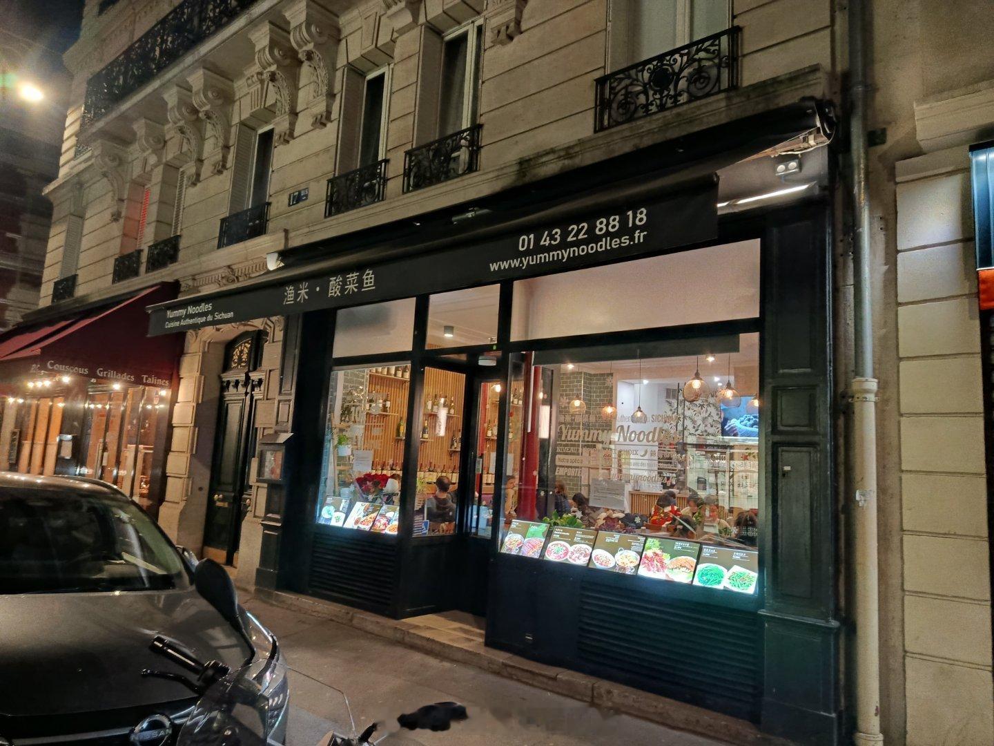 熟悉的街区，巴黎十四区的 Montparnasse，一如既往地亲切。Raspai
