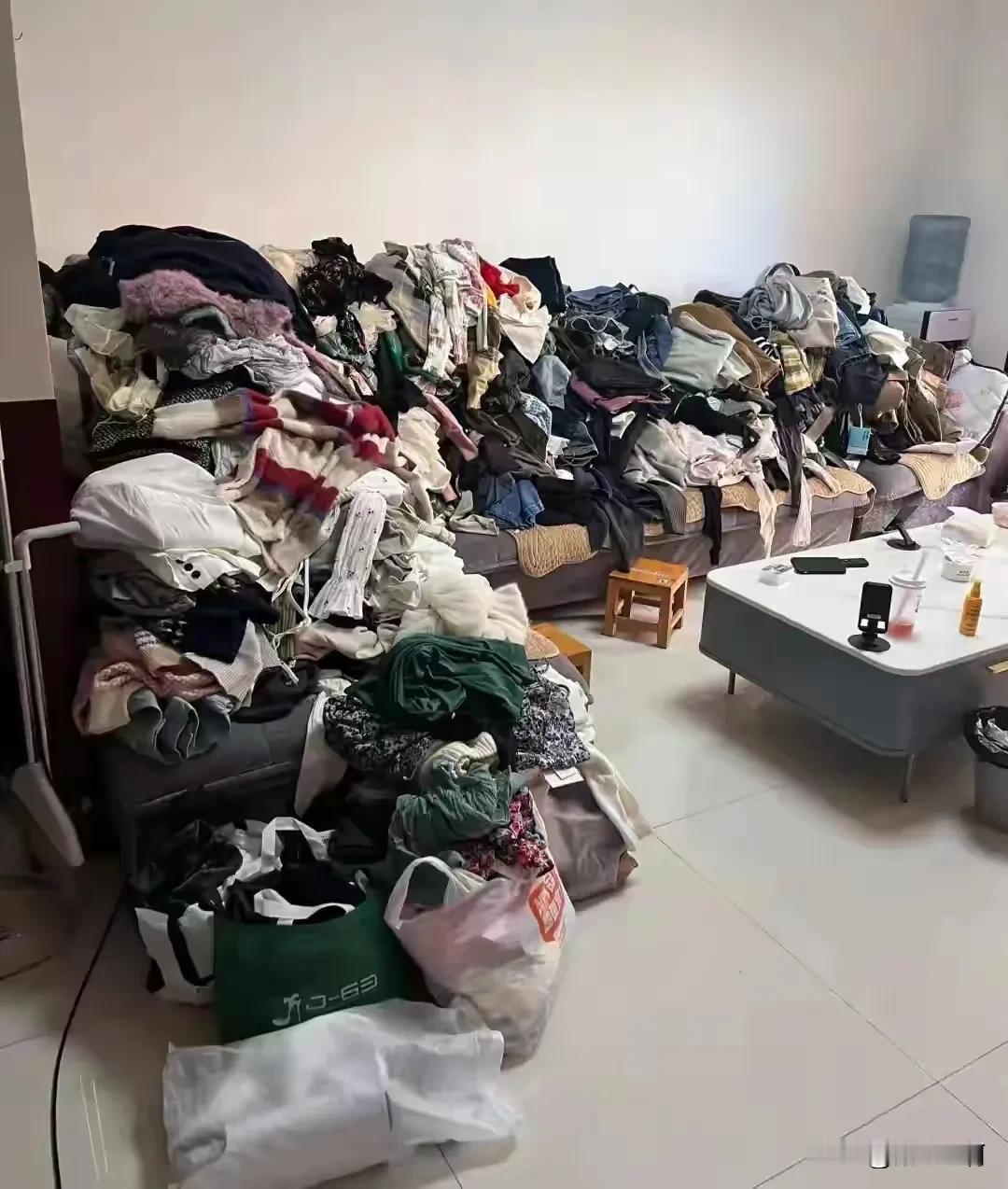 这些衣服送人不是首选，有钱的不稀罕，有说道的不要，没钱的怕失尊严。我对清理出来不