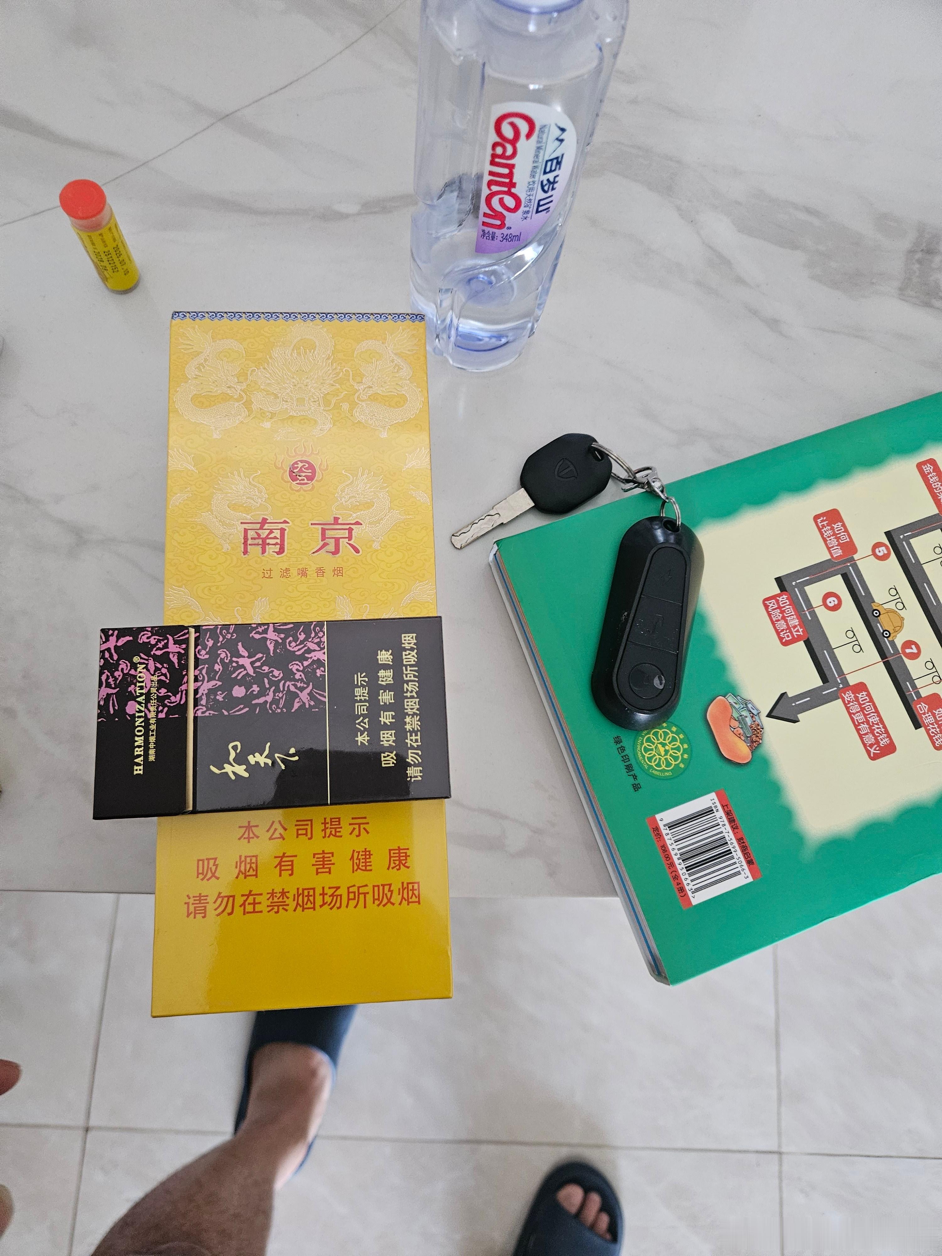 人工智涨ultra的行业观察 这两个谁好抽？？忽略腿毛和电动车钥匙。。。 