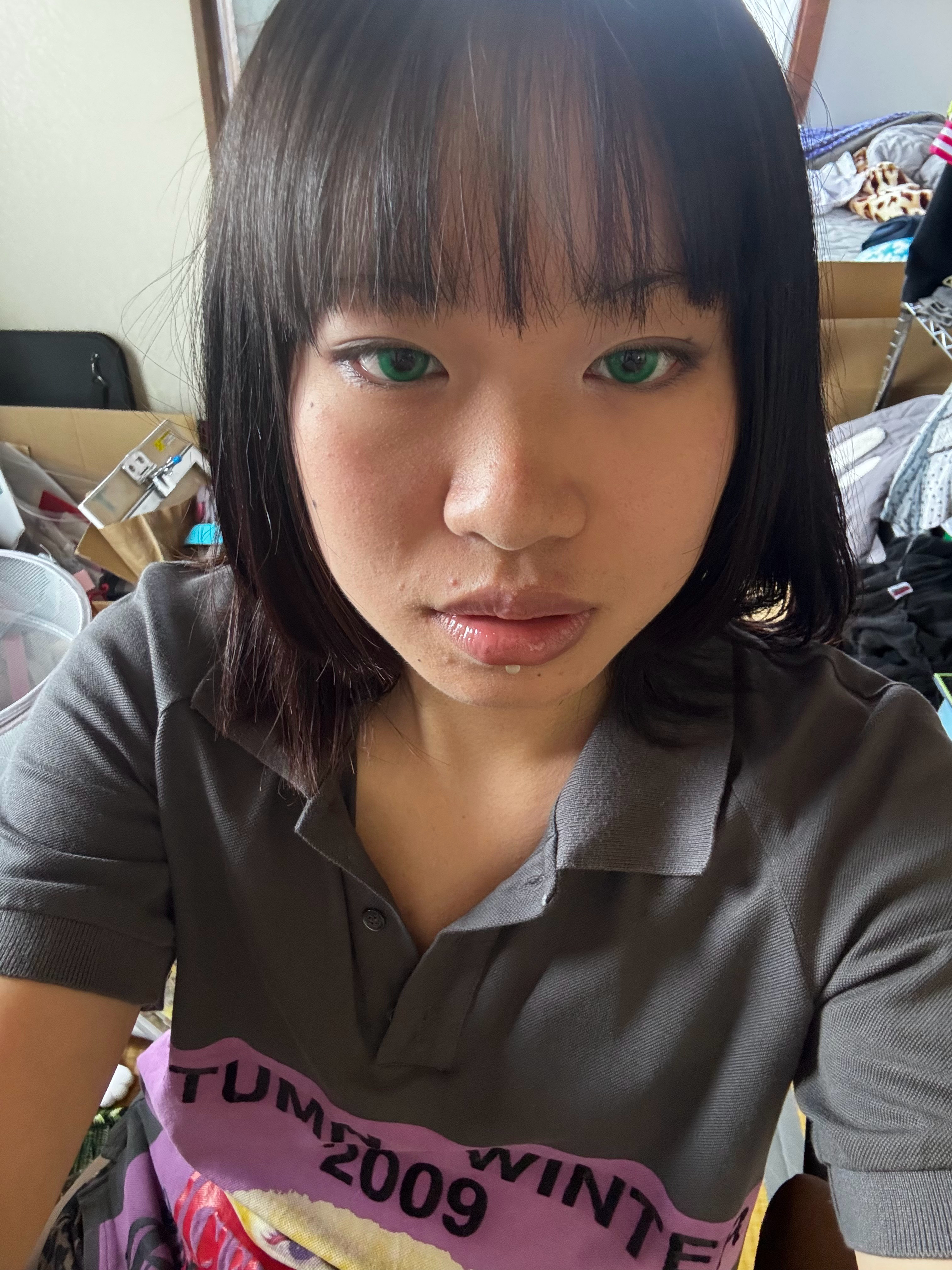 平常自拍是p1状 突然睁大眼看镜头了竟有些许 人外之感…！ 