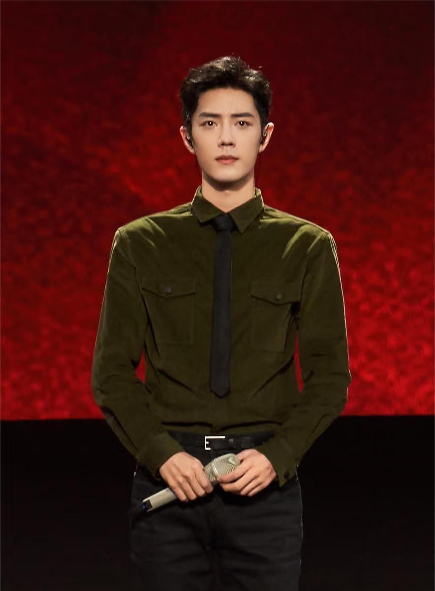 肖战米兰时装周看秀
品牌方不仅包机接送
给肖战订的酒店都是顶级，一晚2万欧元。