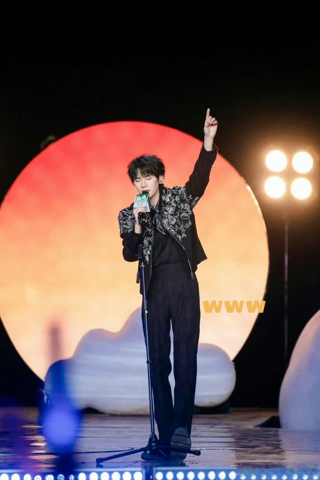 周翊然官宣首登音乐节元气森林音乐是周翊然首次参加音乐节，国庆正好玩玩啦 ​​​