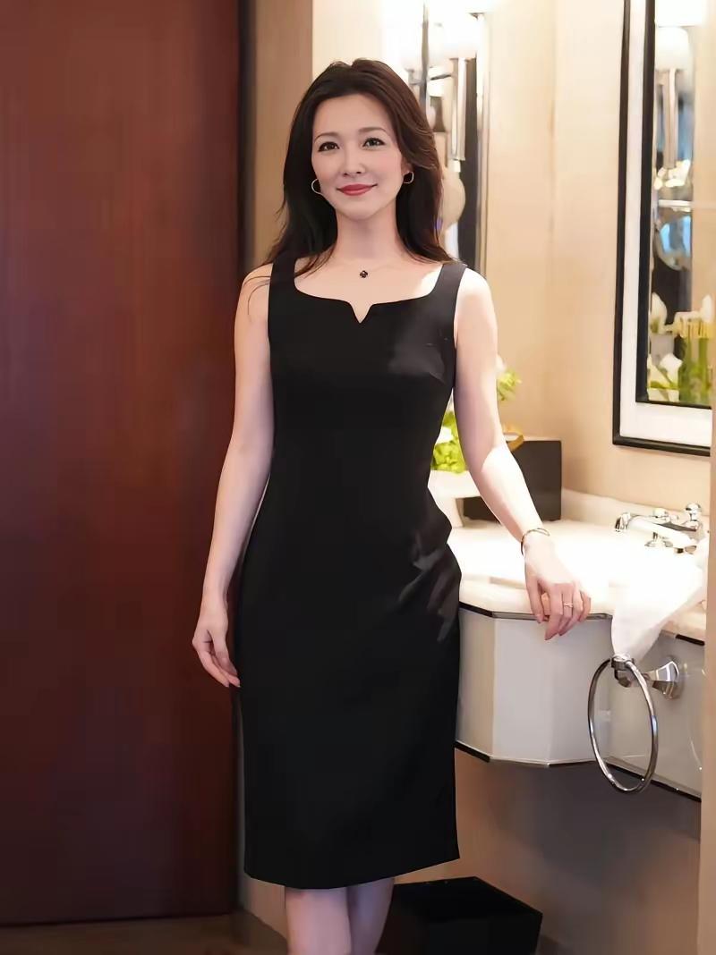 病房里，女儿鼻子上插着氧气管，突然猛地攥住旁边母亲的手腕，尖尖的指甲深深嵌进老人