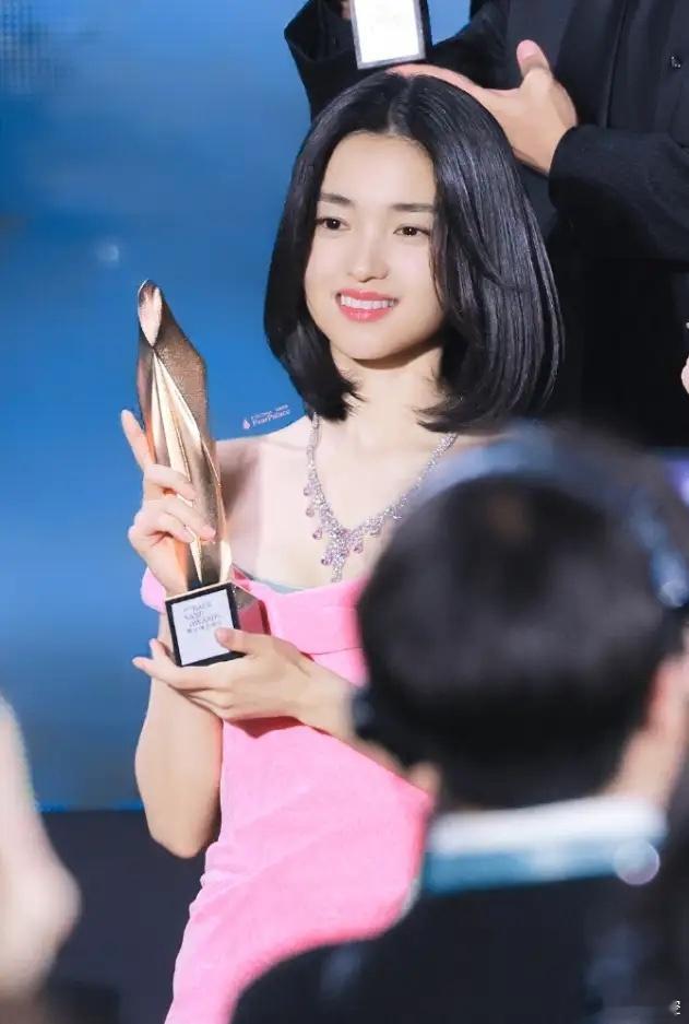 韩娱又走在了内娱前列金泰梨二封百想视后，90后女演员二封视后，人家出道至今电影电