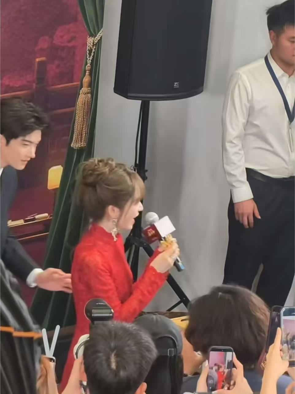 田曦薇今天红裙盘发，闫桉黑西装背头，两人站一起就像“《先婚后爱》”番外篇。追剧团