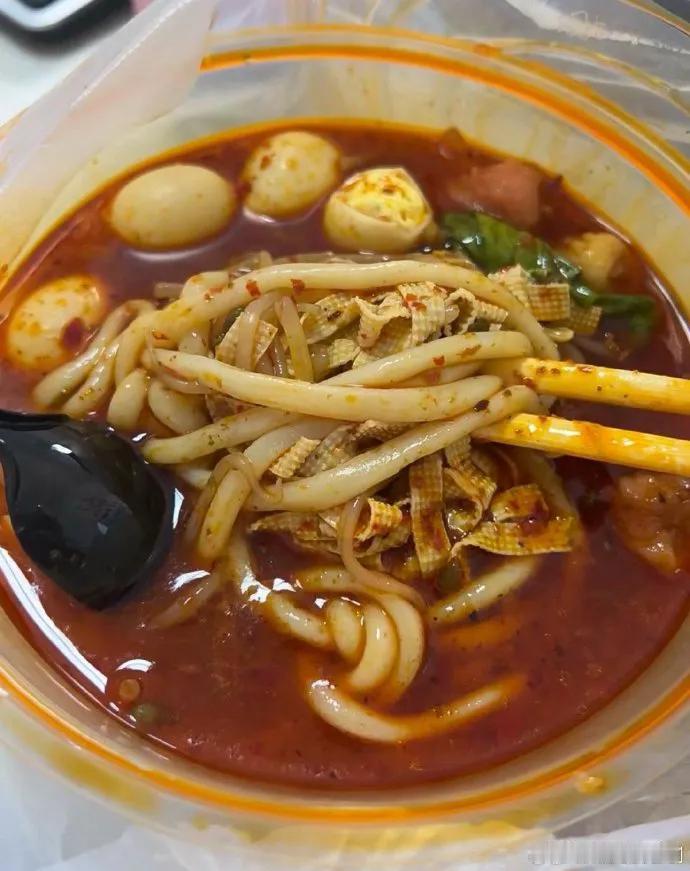 上海的午饭，你愿意花多少钱？
一般学生餐十几块钱左右，普通餐厅30-60，社区的