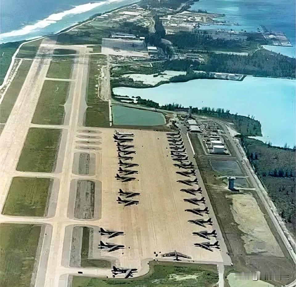 特朗普反对英国将迪戈加西亚基地“先移交再回租”的计划，称之为“非常愚蠢”。

他