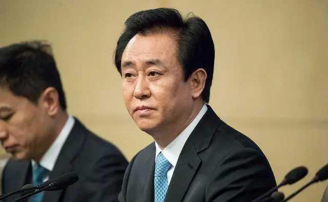 许老板是不是没事了，直接就出来了呢？
许老板被罚款4700万，并被限制高消费，
