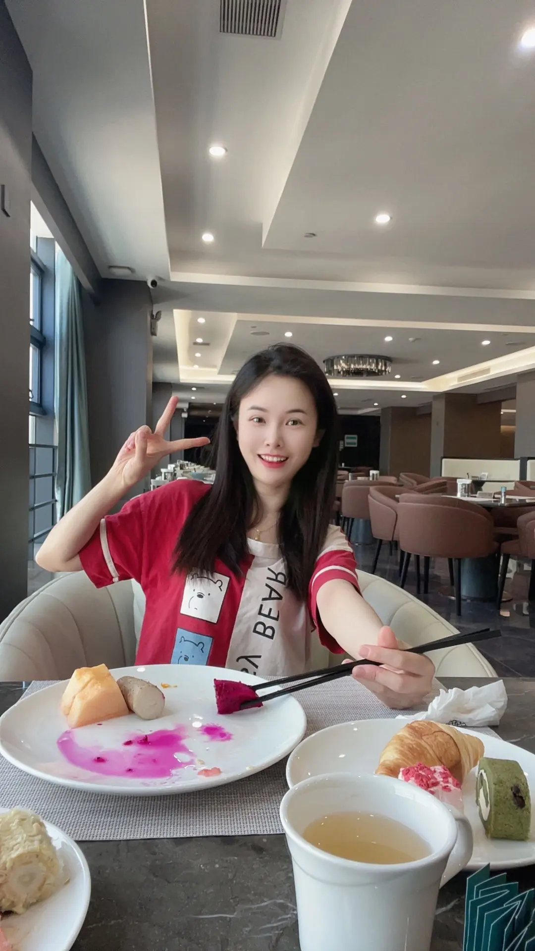 吃完早饭又出发😂。别人收车，收房，收黄金……这两天我在东莞收毛线，收...