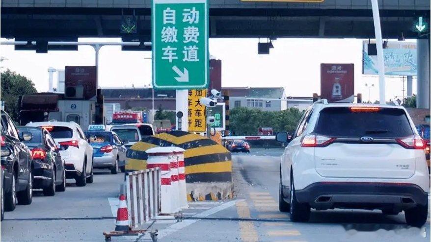凤凰新闻【高速永久免费第一枪打响，将迎高速免费潮？】越来越多地方，开始永久取消高
