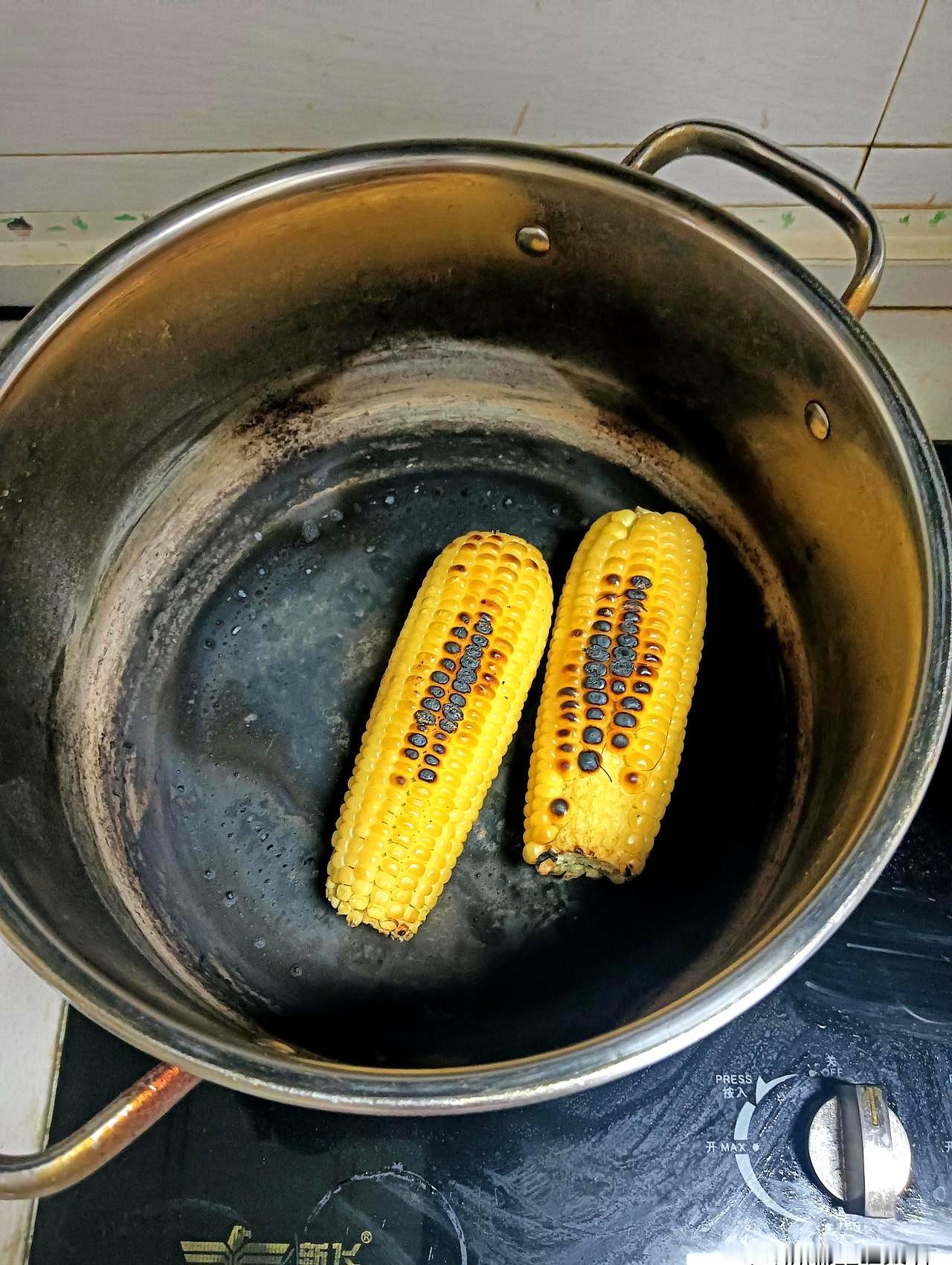 焦糊味从门缝钻进来时，人直接弹起，冲去关火，锅底已经发黑，差一点就成事故了。
不
